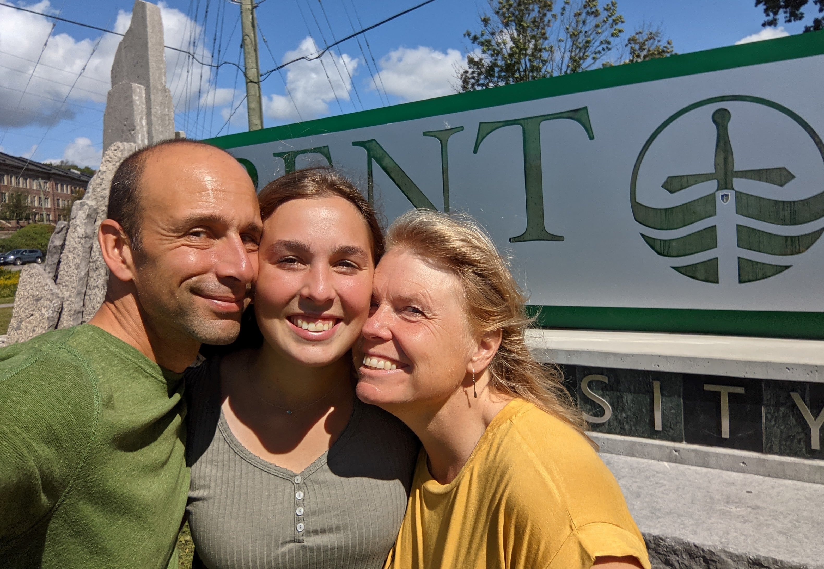 Mindy Willett ’88 and her husband Damian Panayi drop off their daughter Rae to start her own journey as a Trent University student.