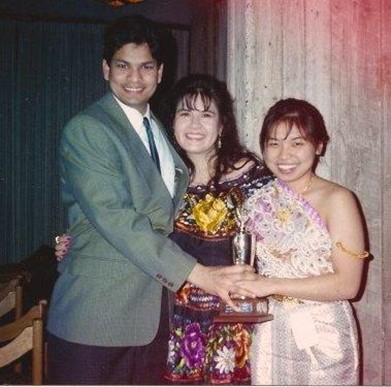 Dr. Vipa Tiranutti ‘91 receiving the International Student Award from 1991-92 TISA executives Dr. Deryck Persaud ’89 and Dr. Alma Barranco-Mendoza ‘90.