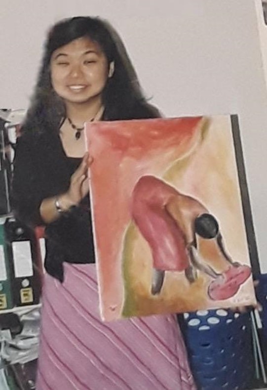 Dr. Vipa Tiranutti ‘91 showing one of her paintings.
